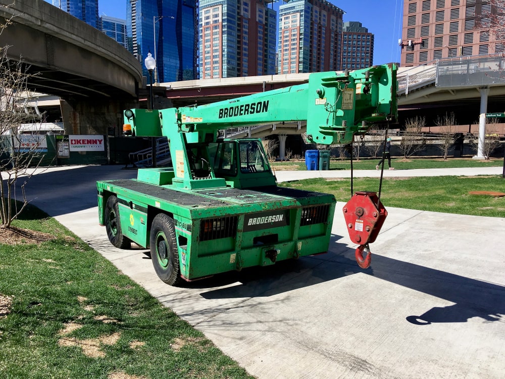 Chicago,,Illinois/april,20,,2019:,Broderson,Carry,Deck,Crane,Staged,By