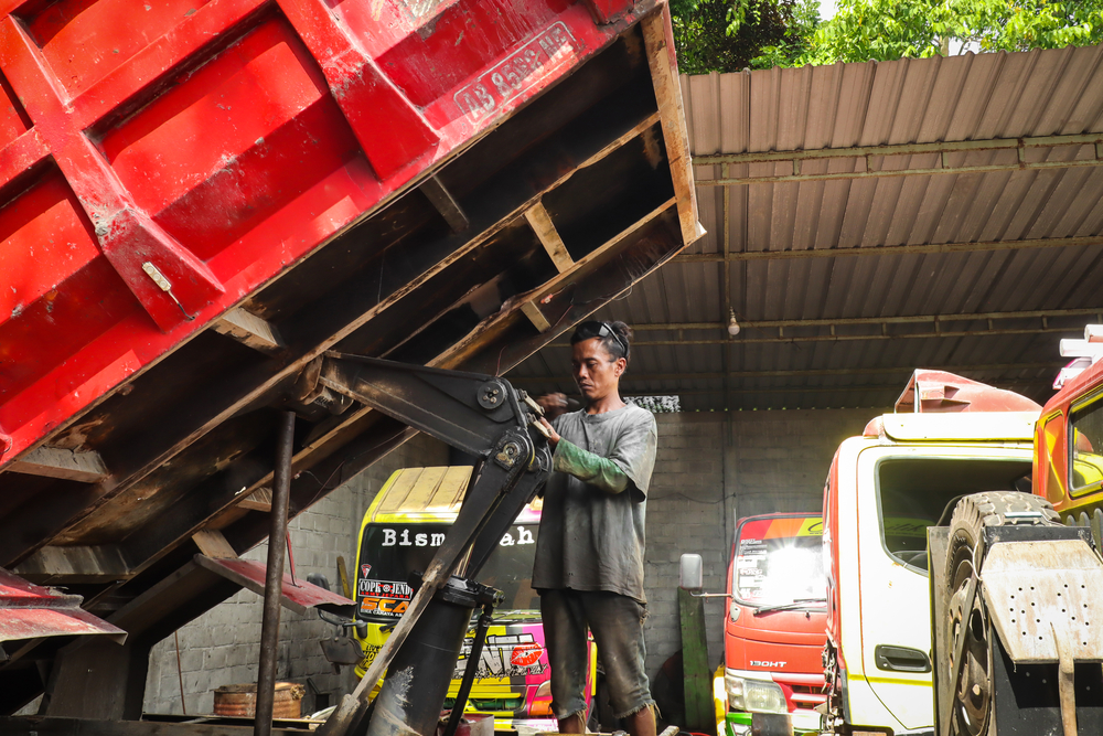 Klaten,,Indonesia,-,July,6,2021:,Dump,Truck,Hydraulic,Repair,